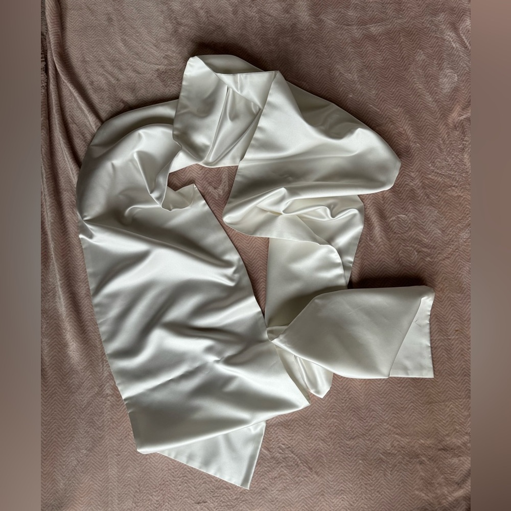 Large white scarf/wrap - Picture 6 of 7